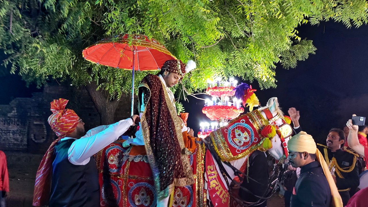 חתונה הודית, החתן מגיע רוכב על סוס