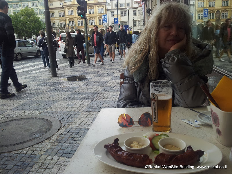 בירה ונקניקיות בפראג