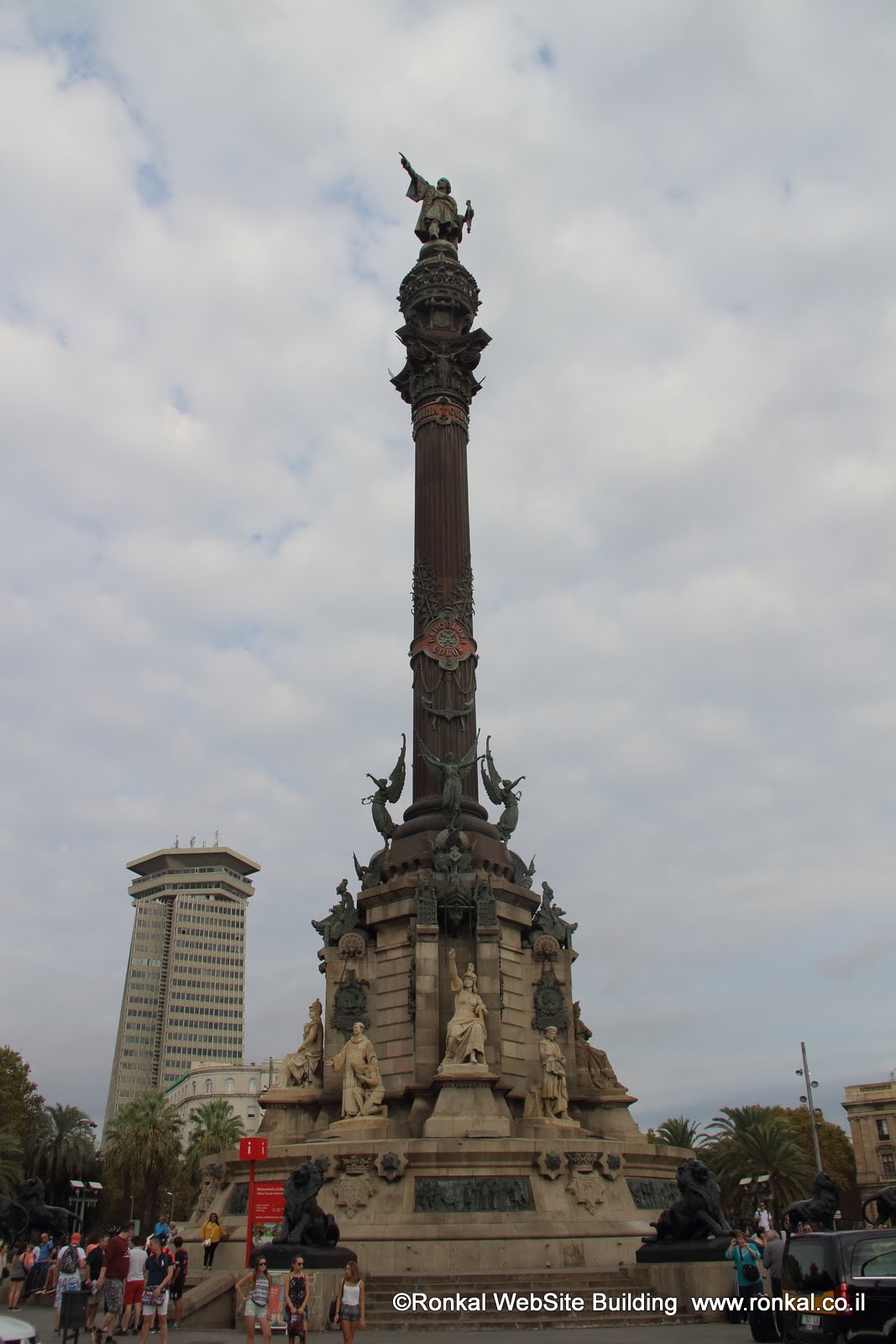 עמוד הזיכרון לכבוד קולומבוס מול הנמל בברצלונה