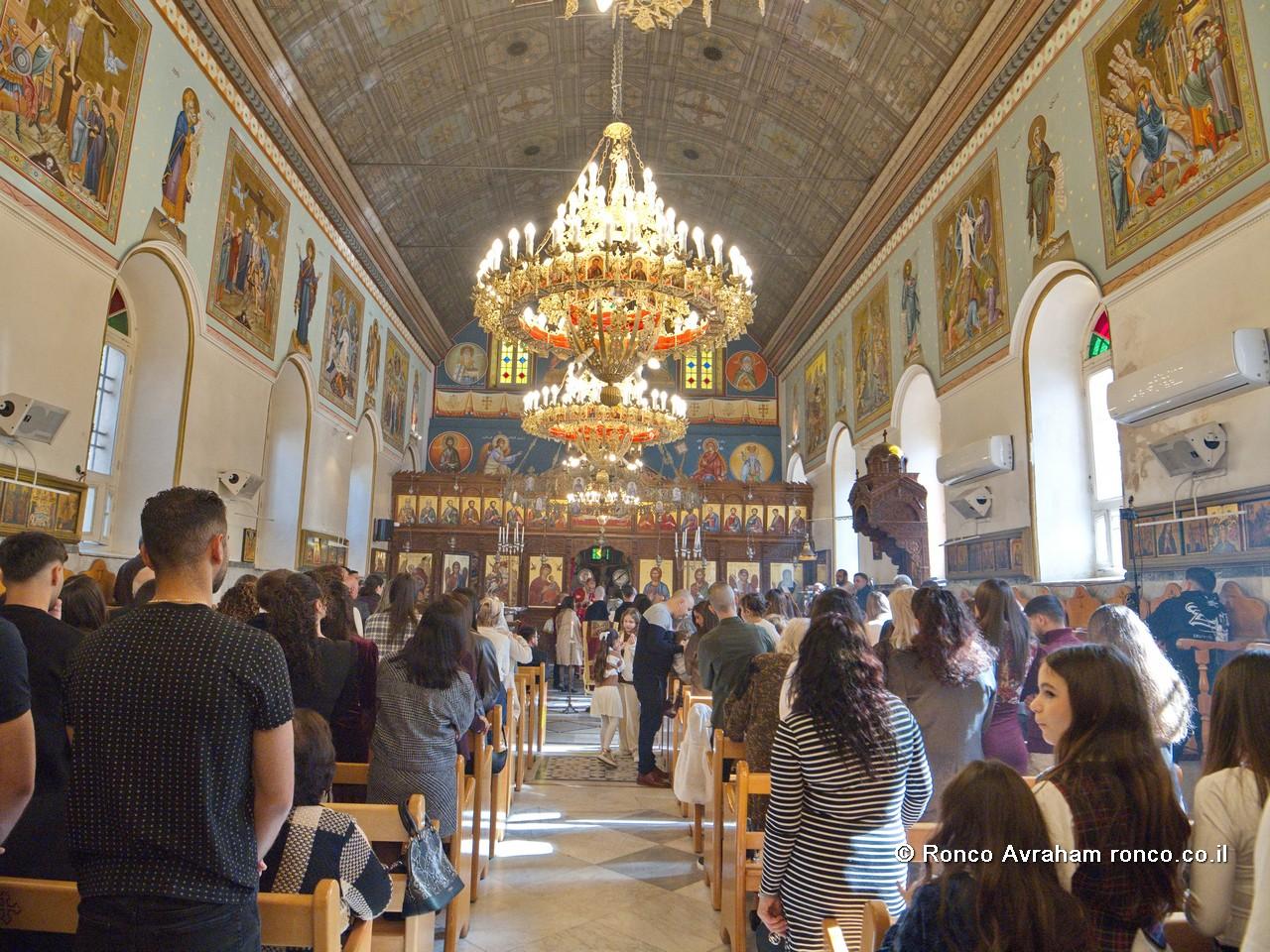 כנסיית גאורגיוס הקדוש כנסיה יוונית-אורתודוכסית ביפו העתיקה, מול הלוויתן של אילנה גור ברחוב רחוב לואי פסטר 1-5 הכנסיה מלאה בקהילה ערבית יוונית-אורתודוכסית - חוגגים חג מולד אורודוקסי.