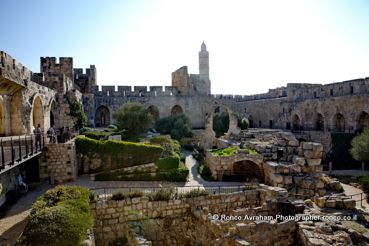 מגדל דוד והחומות בעיר העתיקה ירושלים