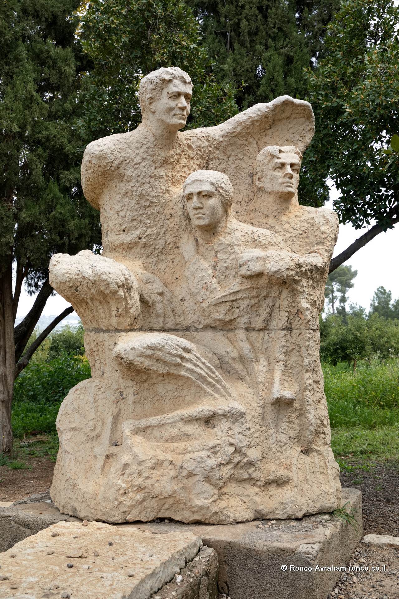 קבר צ'זיק - אנדרטת "עבודה והגנה" ביער חולדה באנדרטה שלש דמויות: אפרים צ'יזיק ואחותו שרה, ודמות נוספת