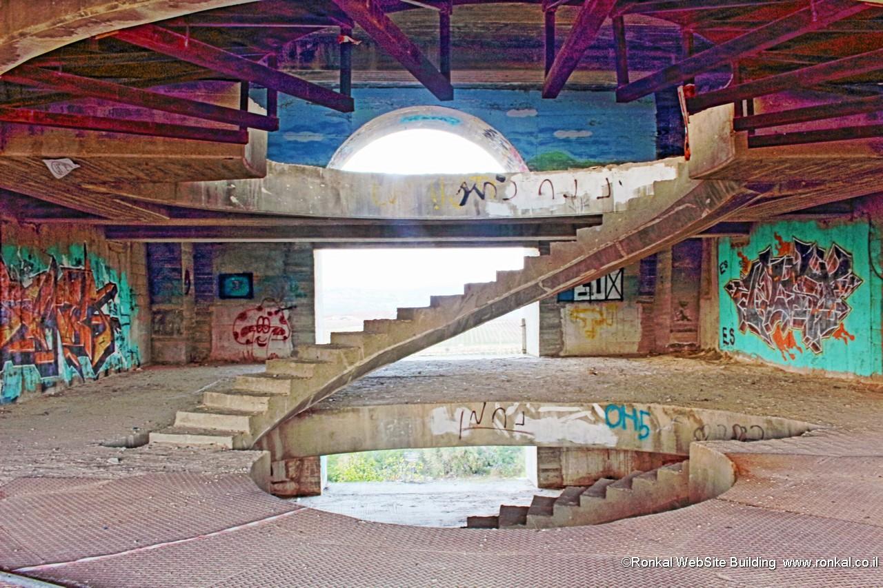 המלון הנטוש ליד קיבוץ צובה מול הכני